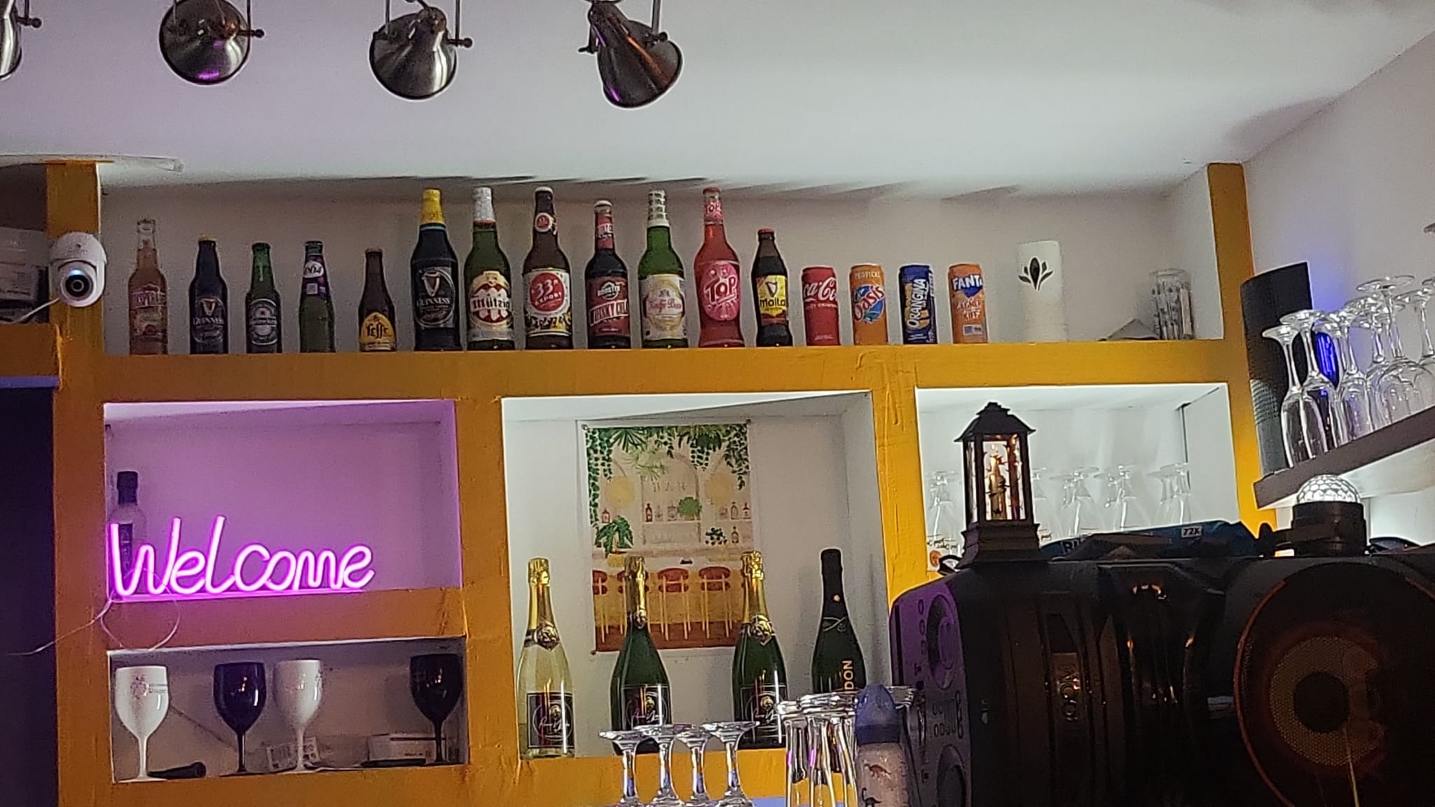 Le bar et son néon Welcome